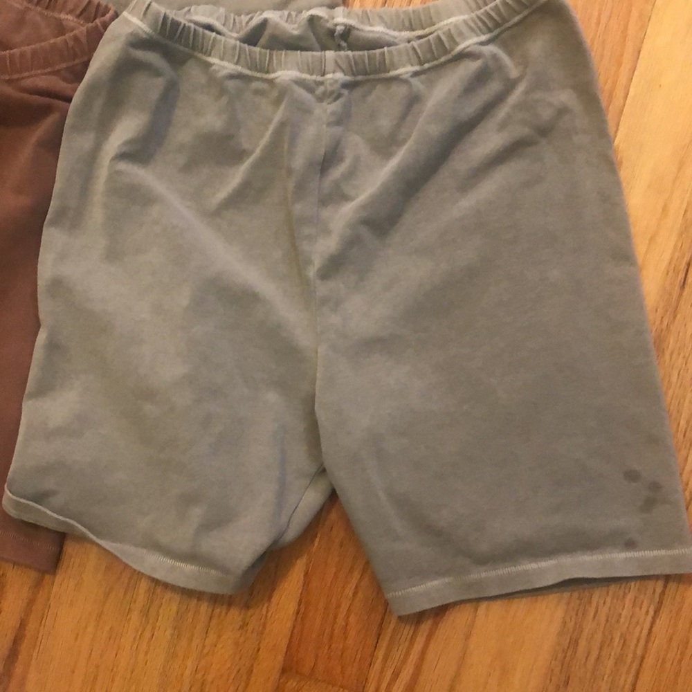 Skims lot of 3. 2 mid thigh shorts large and 1 top 3X - Picture 4 of 6